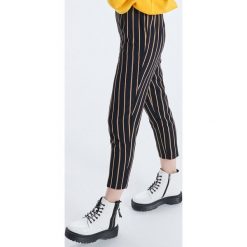 Spodnie jogger tailoring - Granatowy. Spodnie materiałowe damskie marki Cropp. Za 89.99 zł.