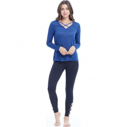 Koszulka "Criss-Cross" w kolorze niebieskim. Niebieskie t-shirty damskie BALANCE COLLECTION. W wyprzedaży za 65.95 zł.