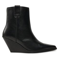 Botki Bronx. Czarne botki damskie Bronx, bez obcasa, na koturnie, bez zapięcia. Za 619.99 zł.