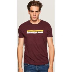 T-shirt Stay in the game - Bordowy. Czerwone t-shirty męskie Reserved. Za 39.99 zł.