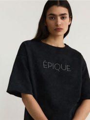 Oversizowy t-shirt z napisem - czarny. Czarne t-shirty damskie Reserved, l, bez wzorów, z bawełny, bez kołnierzyka. W wyprzedaży za 49.99 zł.