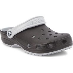 Klapki CROCS - Classic Carbon Graphic Clg 205108 Light Grey. Klapki damskie marki Crocs. W wyprzedaży za 149.00 zł.