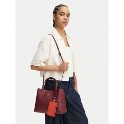 Torebka Tommy Hilfiger. Brązowe torebki do ręki damskie Tommy Hilfiger, bez wzorów, bez dodatków. Za 649.99 zł.