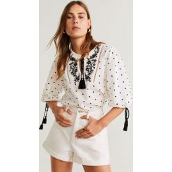Mango - Bluzka Doty. Białe bluzki damskie Mango, l, z aplikacjami, z bawełny, bez kołnierzyka, bez ramiączek. Za 139.90 zł.