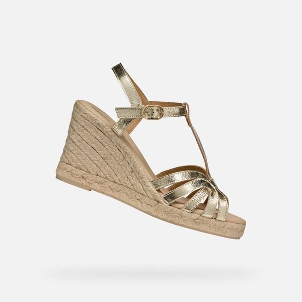 Sandały GEOX D GELSA Złoty. Żółte sandały damskie Geox, bez wzorów, ze skóry, bez obcasa, bez zapięcia. Za 433.99 zł.