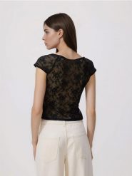 Koronkowa bluzka z wiązaniem - czarny. Czarne bluzki damskie Reserved, l, bez wzorów, z dzianiny, bez kołnierzyka, bez ramiączek. Za 59.99 zł.