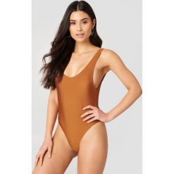 Hannalicious x NA-KD Kostium kąpielowy z wysokimi wycięciami - Copper. Różowe kostiumy jednoczęściowe damskie Hannalicious x NA-KD. W wyprzedaży za 40.38 zł.