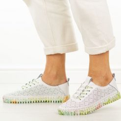 Zielone ażurowe skórzane półbuty damskie Cambell 40338. Białe półbuty damskie Cambell, na jesień, w ażurowe wzory, z jeansu, biznesowe, z okrągłym noskiem, bez obcasa, na płaskiej podeszwie, bez zapięcia. W wyprzedaży za 192.72 zł.