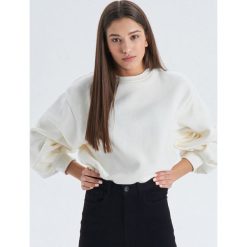 Krótka bluza z balonowymi rękawami - Beżowy. Bluzy damskie marki Cropp. Za 69.99 zł.