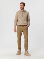 Spodnie jogger - beżowy. Brązowe spodnie materiałowe męskie Sinsay, m, bez wzorów, z bawełny. Za 49.99 zł.