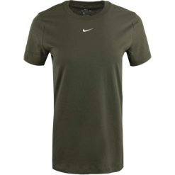 Damska koszulka Nike Essential Crew — oliwkowa L. Zielone koszulki sportowe damskie Nike, l, bez wzorów, z bawełny, bez kołnierzyka, bez ramiączek, do biegania. Za 198.99 zł.