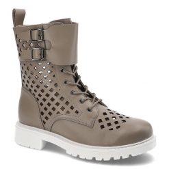 Botki damskie Artiker, naturalna skóra licowa z ażurową cholewką sznurowanym zapięciem uzupełnionym o paski z klamrami, taupe, 50C1313. Brązowe kozaki damskie Artiker, ze skóry, bez obcasa. Za 269.00 zł.