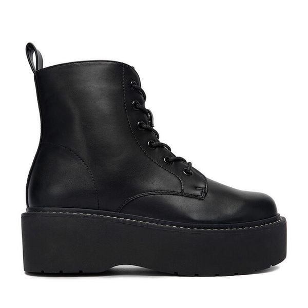 Trzewiki DeeZee. Czarne botki damskie DeeZee, bez obcasa, na koturnie, bez zapięcia. Za 219.99 zł.