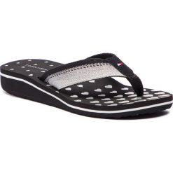 Japonki TOMMY HILFIGER - Heart Print Beach Sandal FW0FW03651 Black 990. Klapki damskie marki Tommy Hilfiger. Za 159.00 zł.