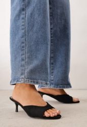 Czarne Minimalistyczne Klapki z Imitacji Zamszu na Kaczuszce Zellenis. Czarne klapki damskie Born2be, bez wzorów, z jeansu, eleganckie, bez obcasa, na obcasie. Za 79.99 zł.