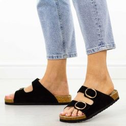 Czarne skórzane klapki damskie Filippo Dk7061/26. Czarne klapki damskie Filippo, bez wzorów, z jeansu, casualowe, bez obcasa. Za 159.00 zł.