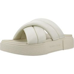 Sandały TOMMY JEANS FLATFORM SANDAL Biały. Białe sandały damskie Tommy Hilfiger, bez wzorów, z jeansu, bez obcasa, bez zapięcia. Za 293.99 zł.