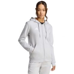 Bluza damska adidas Entrada 26 Full Zip Hoodie. Szare bluzy sportowe damskie Adidas, bez wzorów, z bawełny, z kapturem, na fitness i siłownię. Za 146.99 zł.