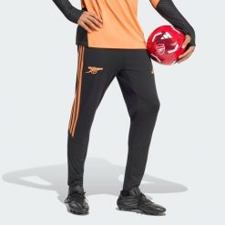 Spodnie treningowe Arsenal FC 26/27 Tiro. Czarne spodnie sportowe męskie Adidas, l, bez wzorów, z dzianiny, do piłki nożnej. Za 350.88 zł.