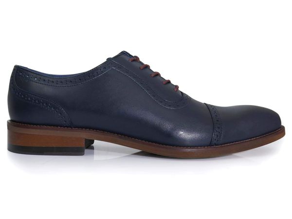 Granatowe półmatowe brogsy typu adelaide T136. Eleganckie półbuty Modini Moda Męska, ze skóry, casualowe, bez zapięcia. W wyprzedaży za 333.00 zł.