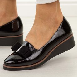 Czarne lakierowane półbuty damskie na koturnie Vinceza 58630. Czarne półbuty damskie VINCEZA, na jesień, z aplikacjami, z lakierowanej skóry, biznesowe, bez obcasa, na koturnie, bez zapięcia. Za 169.00 zł.