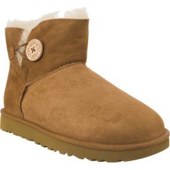 Ugg brązowe Mini Bailey Button Ii Chestnut. Brązowe śniegowce i trapery damskie UGG. W wyprzedaży za 679.00 zł.