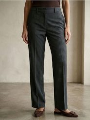 Eleganckie spodnie straight leg w paski z domieszką wiskozy - granatowy. Niebieskie spodnie sportowe damskie Sinsay, l, bez wzorów, z wiskozy. Za 49.99 zł.