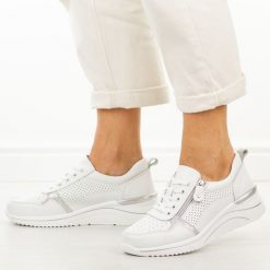 Białe skórzane sneakersy damskie Cambell 40337. Białe obuwie sportowe damskie Cambell, bez wzorów, z dresówki. Za 239.00 zł.