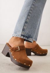 Brązowe Klapki Chodaki na Słupku z Cholewką z Nitami i Paskiem z Klamerką Jinnor. Brązowe klapki damskie Renee, w ażurowe wzory, boho, bez obcasa, na obcasie. Za 109.99 zł.