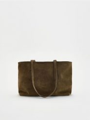 Zamszowa torebka shopper - brązowy. Brązowe torebki shopper damskie Reserved, bez wzorów, z zamszu, zamszowe, bez dodatków. Za 359.99 zł.