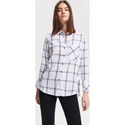Luźna koszula w kratę - Biały. Koszule damskie marki Reserved. Za 49.99 zł.