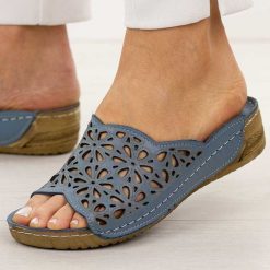 Niebieskie ażurowe skórzane klapki damskie T.Sokolski L225. Niebieskie klapki damskie Sokolski, w ażurowe wzory, z materiału, klasyczne, bez obcasa, na koturnie. Za 249.00 zł.