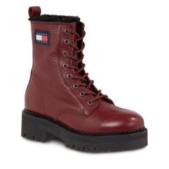 Trzewiki Tommy Jeans. Czerwone botki damskie Tommy Jeans, z jeansu, bez obcasa, na płaskiej podeszwie, bez zapięcia. Za 719.99 zł.