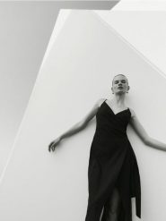 Sukienka z wiskozy i lnu - czarny. Czarne sukienki damskie Reserved, l, bez wzorów, z wiskozy, bez kołnierzyka, bez ramiączek, midi, kopertowe. W wyprzedaży za 45.99 zł.