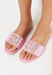 Fuksjowe Klapki z Kwadratowym Noskiem i Metalową Ozdobą Arilline. Czerwone klapki damskie Born2be, z aplikacjami, eleganckie, bez obcasa, na płaskiej podeszwie. Za 49.99 zł.