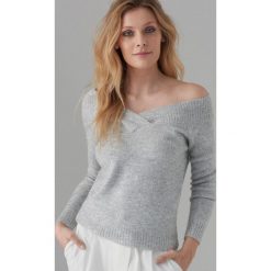 Sweter z dekoltem carmen - Szary. Szare swetry damskie Mohito, l, bez wzorów, bez kołnierzyka, bez ramiączek, bez kaptura. Za 119.99 zł.