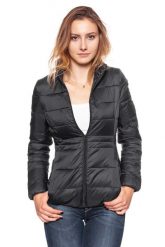 DAMSKA KURTKA ZIMOWA WRANGLER SHORT PUFFER BLACK W4104V501. Czarne kurtki damskie Wrangler, na zimę, xs, bez wzorów, bez kaptura. W wyprzedaży za 139.99 zł.
