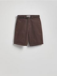Szorty chino z paskiem - brązowy. Brązowe szorty damskie Reserved, bez wzorów, z bawełny. W wyprzedaży za 29.99 zł.