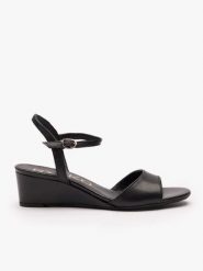 Czarne sandały na koturnie. Czarne sandały damskie Ryłko, bez wzorów, ze skóry, bez obcasa, na koturnie, bez zapięcia. Za 379.99 zł.