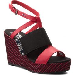 Sandały TOMMY JEANS - Material Mix Wedge Sandal EN0EN00048 Tango Red 611. Sandały damskie marki Tommy Jeans. W wyprzedaży za 219.00 zł.