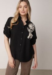 Czarna Wiskozowa Koszula Nietoperzowa z Regulowanymi Rękawami i Haftem Maryrenna. Czarne bluzki damskie Born2be, l, z aplikacjami, z jeansu, eleganckie, bez kołnierzyka, bez ramiączek. Za 69.99 zł.