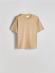 T-shirt relaxed z nadrukiem na plecach - bursztynowy. Pomarańczowe t-shirty męskie Reserved, l, bez wzorów, z bawełny, bez kołnierzyka. W wyprzedaży za 35.99 zł.