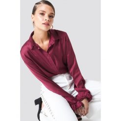 NA-KD Satynowa koszula - Red. Czerwone koszule damskie NA-KD Trend, z poliesteru, z falbankami. Za 121.95 zł.