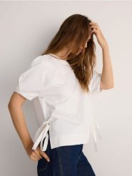 Bluzka z wiskozą - złamana biel. Bluzki damskie Reserved, l, bez wzorów, z dzianiny, bez kołnierzyka, bez ramiączek. W wyprzedaży za 59.99 zł.