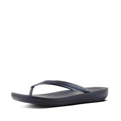 Klapki damskie FitFlop Iqushion Ergonomic TPU. Czarne klapki damskie Flip Flop, bez wzorów, z materiału, bez obcasa. Za 225.50 zł.