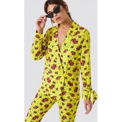 NA-KD Marynarka z nadrukiem i wiązaniem na rękawach - Multicolor,Yellow. Żakiety damskie marki NA-KD. W wyprzedaży za 72.88 zł.