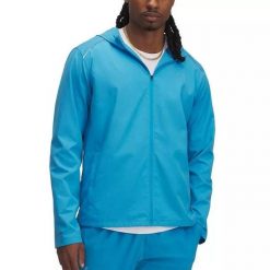 Kurtka wodoodporna Under Armour Launch. Niebieskie bluzy męskie Under Armour, bez wzorów, sportowe, z kapturem. Za 306.25 zł.