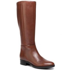 Oficerki Geox. Brązowe kozaki damskie Geox, bez obcasa, na płaskiej podeszwie. Za 549.99 zł.
