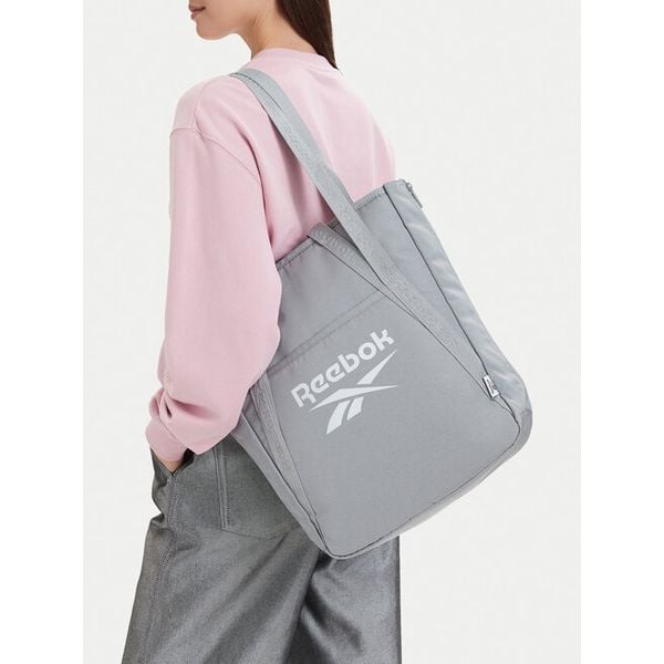 Torebka Reebok. Szare torebki do ręki damskie Reebok, bez wzorów, bez dodatków. Za 129.99 zł.