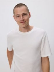Strukturalny t-shirt regular - złamana biel. T-shirty męskie Reserved, l, bez wzorów, z dzianiny, bez kołnierzyka. W wyprzedaży za 35.99 zł.